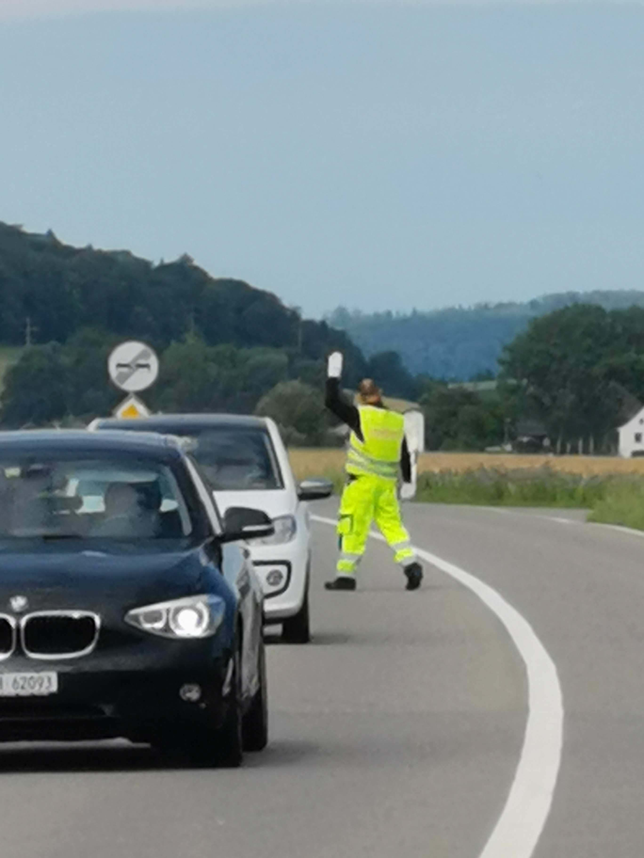 Den Verkehr aufhalten bei Hindernissen.